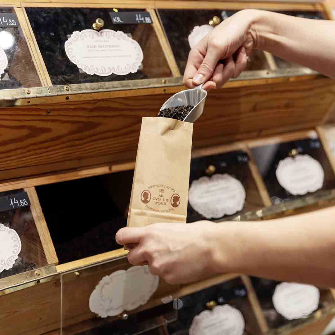 Customer at Søstrene Grene in Frederiksberg mixes tea in a bag.